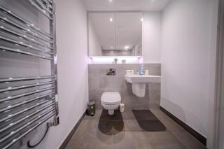 Luxury 3BR Apt Sleeps 10, Wembley & Park Views - 1