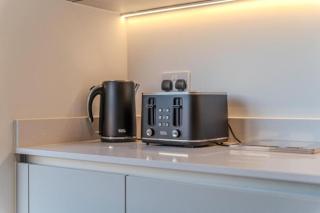 Luxury 3BR Apt Sleeps 10, Wembley & Park Views - 5