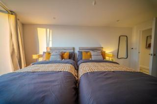 Luxury 3BR Apt Sleeps 10, Wembley & Park Views - 3