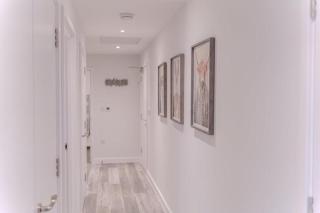 Luxury 3BR Apt Sleeps 10, Wembley & Park Views - 1