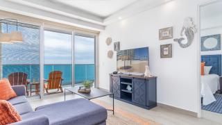 Lavish 1 bedroom Beach Front Condominium Encantame C-1403 - 4