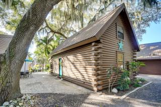 Lake Okeechobee Dockside Cabin with Pool Access - 0