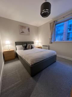 Modern 1 Bed Apartment with Balcony Canal Wharf Birmingham - 7