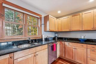 Treetops: 4 br, woodstove, a/c, deck views, firepit, garage, great location - 5