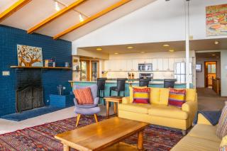 Hot Tub & Game Room in Large Ocean Front Home! Second Story - 9