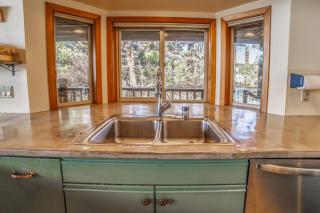 Hot Tub & Game Room in Large Ocean Front Home! Second Story - 2