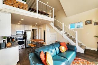 Ocean View! Charming Home with Loft, Sleeps 6! Secluded Searose - 6