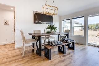 Close to Ocean Beaches, Hot Tub! Fire Pit! Dog Friendly! Seas the Moment - 7