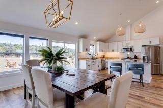 Close to Ocean Beaches, Hot Tub! Fire Pit! Dog Friendly! Seas the Moment - 5