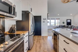 Close to Ocean Beaches, Hot Tub! Fire Pit! Dog Friendly! Seas the Moment - 3