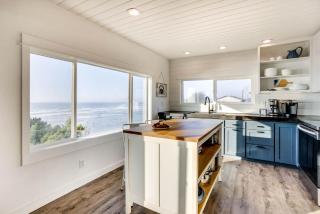 Ocean Front with Spectacular Views! 2 Bedroom, 2 Bath! Seal Rock Cottage! - 3