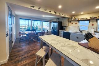 Bayfront Home! Walk to Everything! Hot Tub! Salty Siren - 4