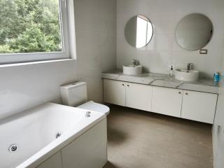 Concrete house overlooking the ocean and beach access - 8