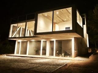 Concrete house overlooking the ocean and beach access - 1