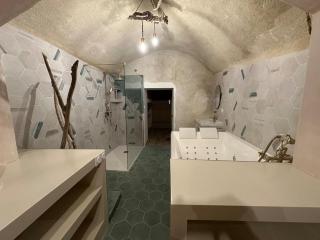 Suite secrète avec jacuzzi atmosphère romantique - 9