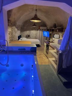 Suite secrète avec jacuzzi atmosphère romantique - 0