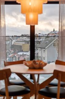 Aurora City Center Suite - City & Mountain View - 8