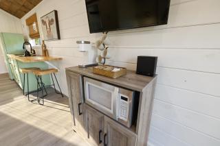 Vista Verde Farm Retreat - Stylish Cabins Nearby Springs - 8