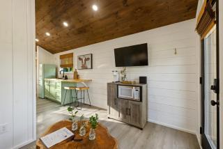 Vista Verde Farm Retreat - Stylish Cabins Nearby Springs - 7