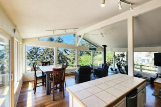 Ocean View in Otter Rock! Wood Stove! Surfing~Otter Rock Hideaway - 4