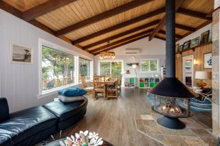 Hot Tub! Ocean Front & Dog Friendly! Ocean Watch - 2