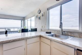 Ocean Front Condo, View of Lighthouse, Nye Beach! Nye Beacon - 2