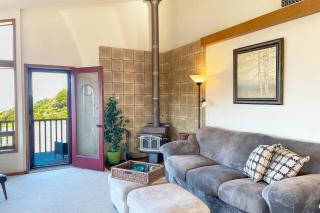 Ocean View Home in Newport! Short Walk to Sandy Beach! Cliffside Retreat - 6