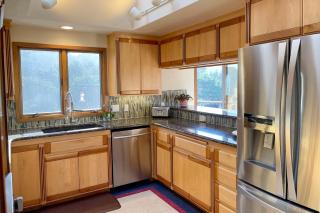 Ocean View Home in Newport! Short Walk to Sandy Beach! Cliffside Retreat - 2