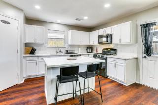 Game Room and Gym! Solar-Powered Home in Houston - 3