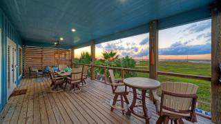 Bayfront Home w Pool Game Room Walk to Beach Golf Cart Access Pelican’s Perch by AvantStay - 1
