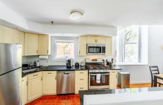Modern 3BR Townhouse with Private Rooftop & Parking Minutes to NYC - 8