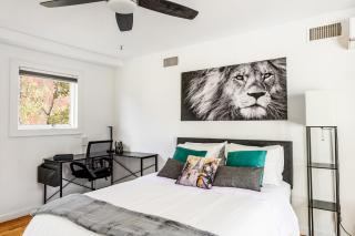 Modern 3BR Townhouse with Private Rooftop & Parking Minutes to NYC - 7