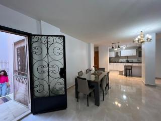 Bright Apt w Garden Near Food Ct - 4