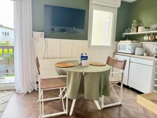 Studio La Petite Oasis - idéal couple - lumineux - calme - 10min à pieds du centre ville & de la plage - balcon exposé sud - 2km du Centre Juno Beach - stationnement & wifi gratuits - 4