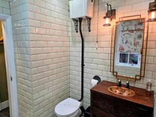 The New Inn by Roomsbooked - 6