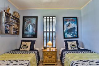 Retreat Steps to Beach Firepit Family Fun - 6