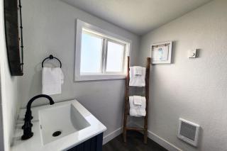 Alsea Bay Cottage with Hot Tub! The Retreat - 1