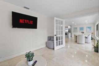 Bright Fort Lauderdale Villa with Private Heated Pool, Modern Décor and Palm-Lined Outdoor Oasis - 3