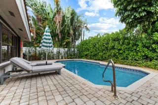 Bright Fort Lauderdale Villa with Private Heated Pool, Modern Décor and Palm-Lined Outdoor Oasis - 9
