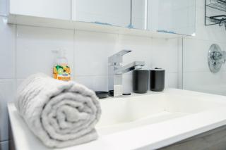 Jacks Stylish Central Retreat with Free Parking #4 - 8