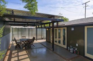 Modern 2 Bedroom Venice Bungalow with Deck - 0