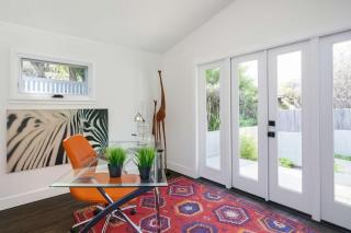 Modern 2 Bedroom Venice Bungalow with Deck - 9