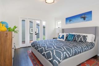 Modern 2 Bedroom Venice Bungalow with Deck - 8