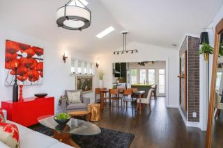 Modern 2 Bedroom Venice Bungalow with Deck - 4