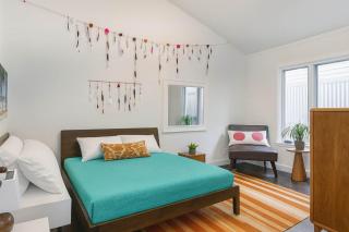 Modern 2 Bedroom Venice Bungalow with Deck - 2