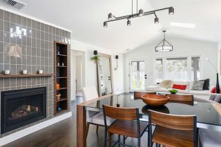 Modern 2 Bedroom Venice Bungalow with Deck - 3