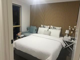 Private Entry Guest Suite- 6 minutes to Airport - 9