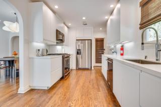 1 Block to Melrose Ave! Bright Home w/ Pool - 2