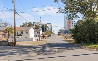 Lovely Central, Near Beach, 2 King Beds, Huge Private Yard, Deck, Patio, Firepit, & BBQ, Ocean View - 6