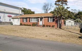 Lovely Central, Near Beach, 2 King Beds, Huge Private Yard, Deck, Patio, Firepit, & BBQ, Ocean View - 4